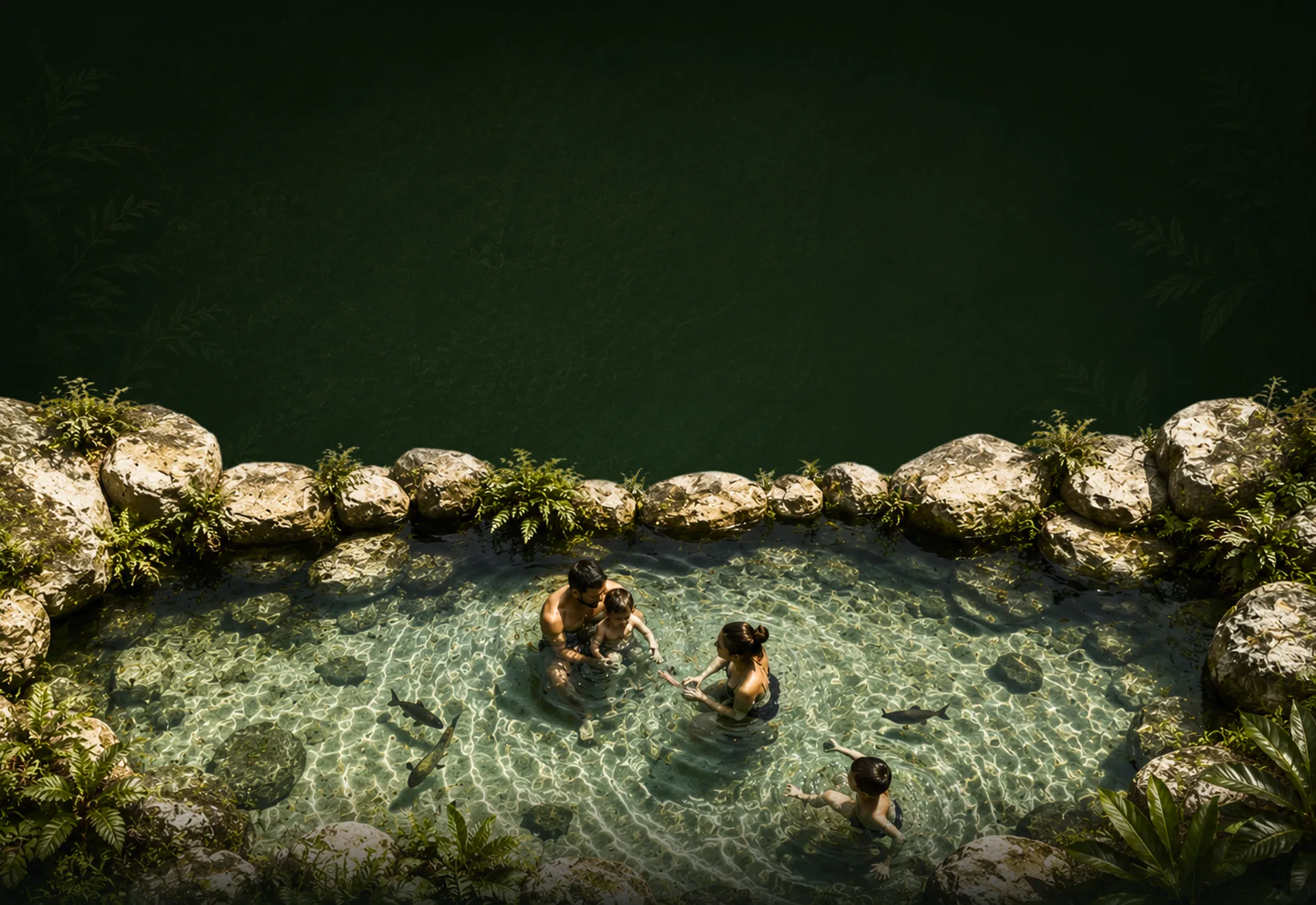 Piscina natural integrada à paisagem, com água cristalina, pedras e vegetação ao redor, sob uma parede de mata.